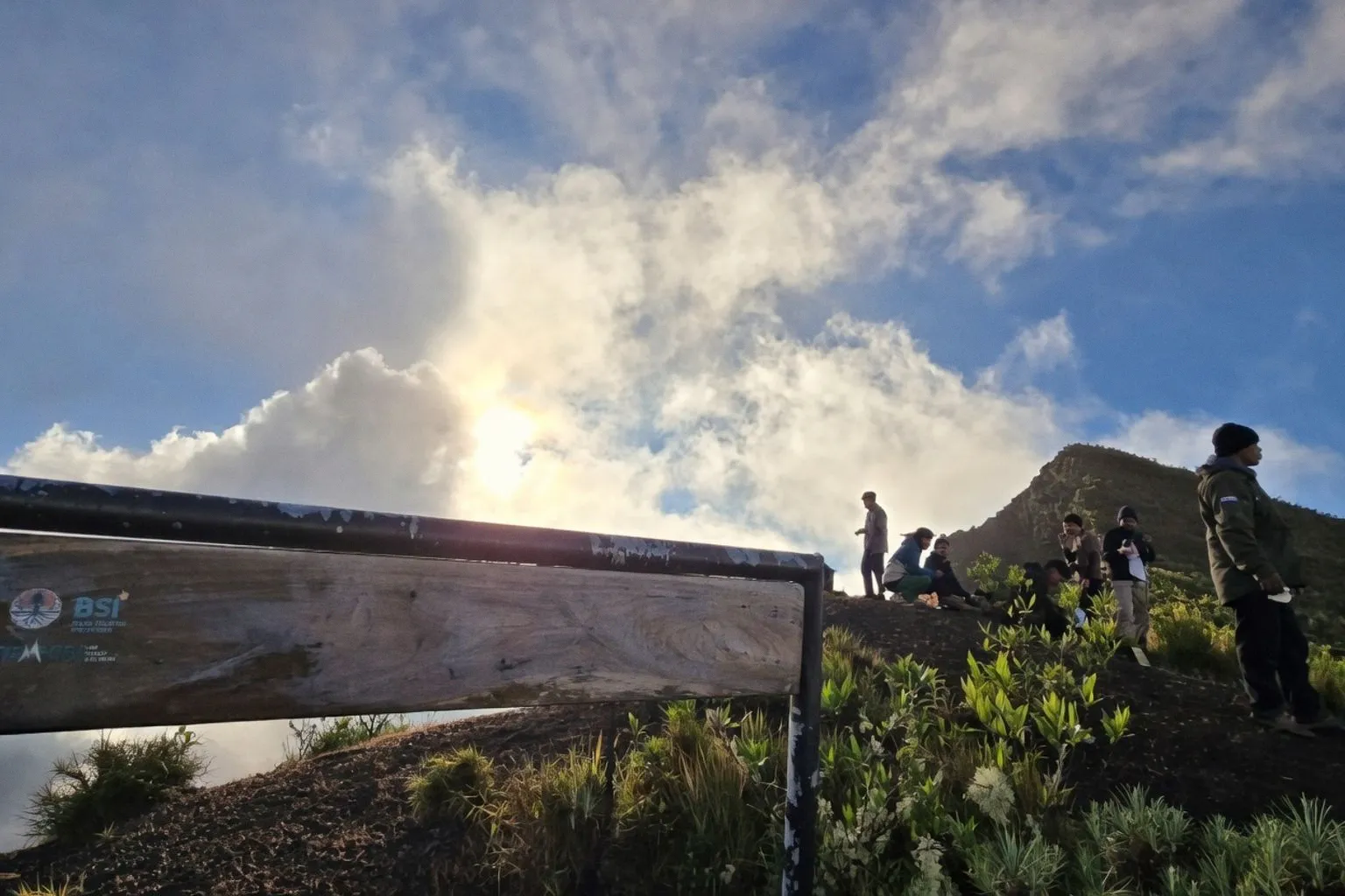 Waldbrandgefahr: Wanderwege am indonesischen Vulkan Tambora gesperrt